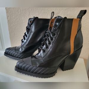 CHLOÉ RYLEE LEATHER ANKLE BOOTS WITH RUBBER CAP TOE